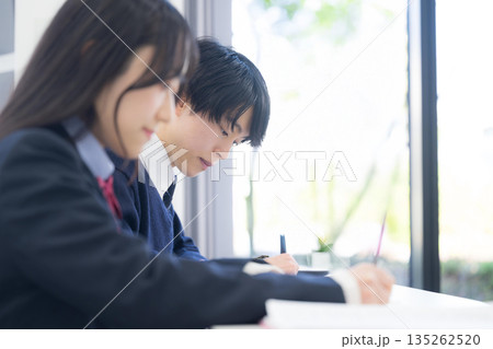 学校や塾などで受験対策の模試のテストを受ける日本人の高校生の男女 学校や塾などで受験対策の模試のテストを受ける日本人の高校生の男女 135262520