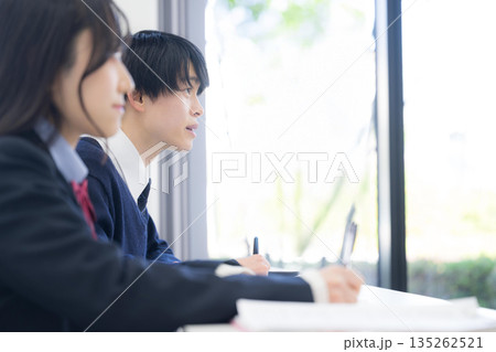 学校や塾などで受験対策の模試のテストを受ける日本人の高校生の男女 135262521