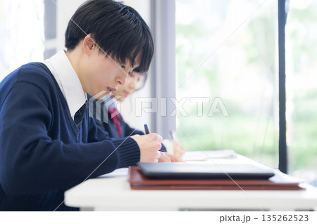学校や塾などで受験対策の模試のテストを受ける日本人の高校生の男女 学校や塾などで受験対策の模試のテストを受ける日本人の高校生の男女 135262523