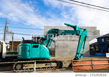 都市計画道路　陸橋連接工事現場　重機ユンボ 135262616