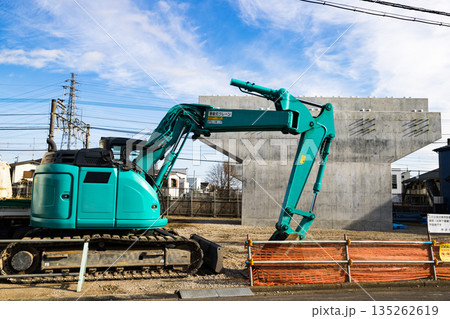 都市計画道路　陸橋連接工事現場　重機ユンボ 135262619