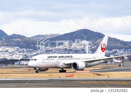 冬の大阪空港(伊丹空港) タキシング中の飛行機 大阪府豊中市 冬の大阪空港(伊丹空港) タキシング中の飛行機 大阪府豊中市 135262682