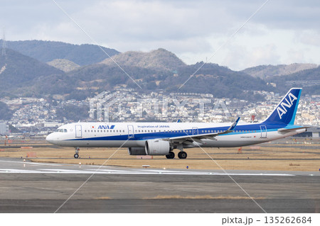 冬の大阪空港（伊丹空港）　タキシング中の飛行機　大阪府豊中市 135262684