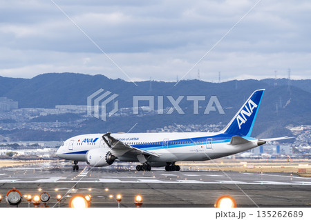 冬の大阪空港(伊丹空港) タキシング中の飛行機 大阪府豊中市 冬の大阪空港(伊丹空港) タキシング中の飛行機 大阪府豊中市 135262689