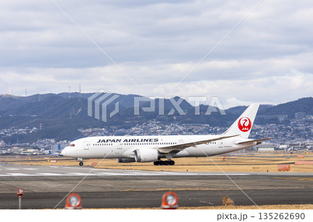 冬の大阪空港（伊丹空港）　タキシング中の飛行機　大阪府豊中市 135262690