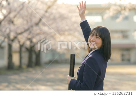 卒業イメージ　女子高生 135262731