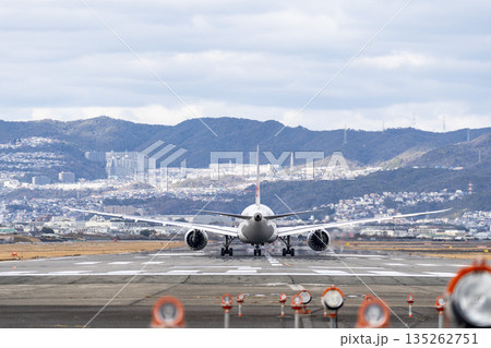 冬の大阪空港（伊丹空港）　離陸中の飛行機　大阪府豊中市 135262751