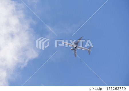 冬の大阪空港（伊丹空港）　離陸中の飛行機　大阪府豊中市 135262759