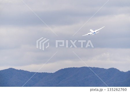 冬の大阪空港（伊丹空港）　離陸中の飛行機　大阪府豊中市 135262760
