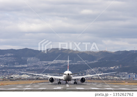 冬の大阪空港(伊丹空港) 離陸中の飛行機 大阪府豊中市 冬の大阪空港(伊丹空港) 離陸中の飛行機 大阪府豊中市 135262762