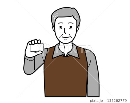 正面向き。カードを持つシャツとベストを着た高齢男性。 135262779