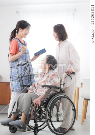 在宅介護や訪問介護のデイサービスのイメージで訪問する看護師 在宅介護や訪問介護のデイサービスのイメージで訪問する看護師 135262811