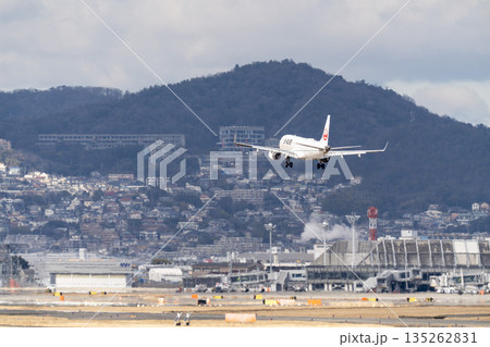 冬の大阪空港(伊丹空港) 着陸中の飛行機 大阪府豊中市 冬の大阪空港(伊丹空港) 着陸中の飛行機 大阪府豊中市 135262831