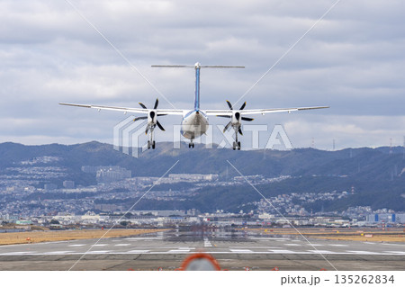 冬の大阪空港（伊丹空港）　着陸中の飛行機　大阪府豊中市 135262834