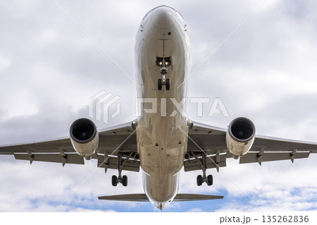 冬の大阪空港(伊丹空港) 着陸中の飛行機 大阪府豊中市 冬の大阪空港(伊丹空港) 着陸中の飛行機 大阪府豊中市 135262836