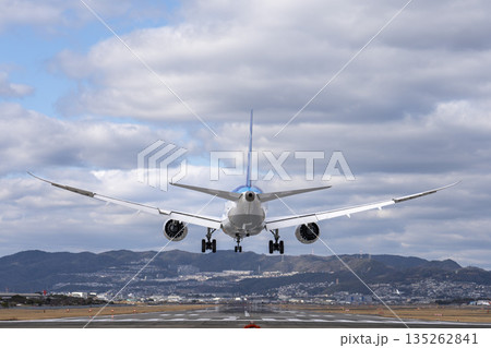 冬の大阪空港（伊丹空港）　着陸中の飛行機　大阪府豊中市 135262841
