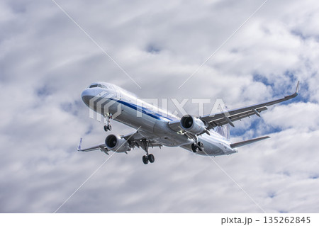 冬の大阪空港（伊丹空港）　着陸中の飛行機　大阪府豊中市 135262845