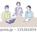 ミーティング中の3人の人物イラスト 135262859