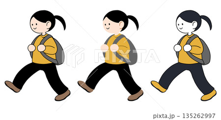 リュックを背負って歩く女性 リュックを背負って歩く女性 135262997