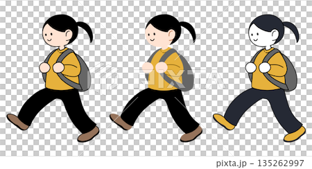 リュックを背負って歩く女性 リュックを背負って歩く女性 135262997