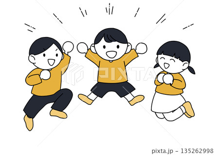 ジャンプする子供たち 135262998