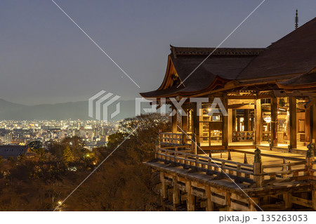 冬の音羽山　清水寺　本堂と京都市街の夜景　京都府京都市 135263053