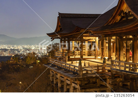 冬の音羽山　清水寺　本堂と京都市街の夜景　京都府京都市 135263054