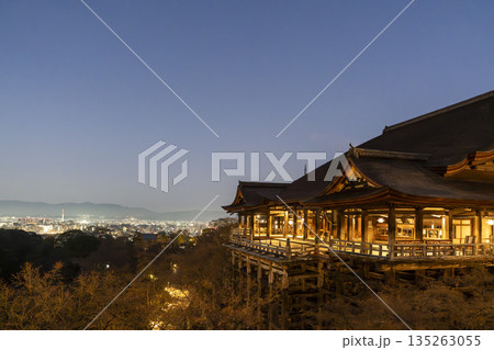 冬の音羽山　清水寺　本堂と京都市街の夜景　京都府京都市 135263055