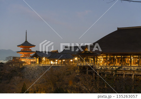 冬の音羽山　清水寺　本堂と京都市街の夜景　京都府京都市 135263057