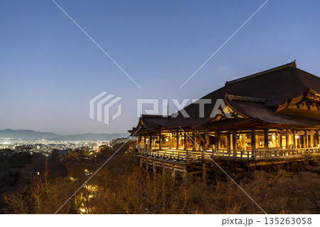 冬の音羽山　清水寺　本堂と京都市街の夜景　京都府京都市 135263058