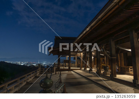 冬の音羽山　清水寺　本堂と京都市街の夜景　京都府京都市 135263059