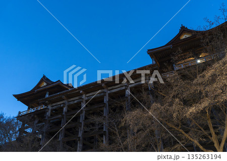 冬の音羽山　清水寺　清水の舞台　京都府京都市 135263194