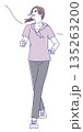ウォーキングをする若い女性のイラスト 135263200