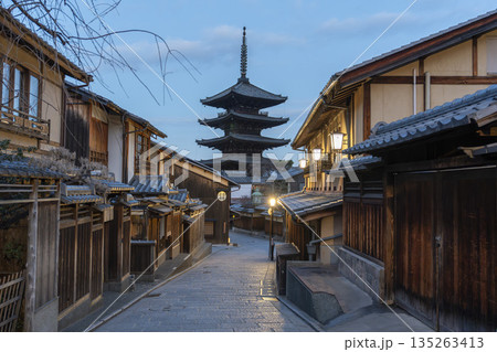 冬の法観寺（八坂の塔）と早朝の街並み　京都府京都市 135263413