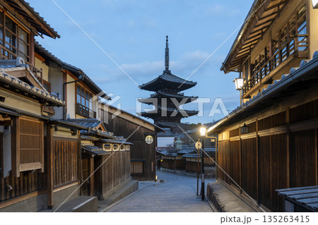 冬の法観寺(八坂の塔)と早朝の街並み 京都府京都市 冬の法観寺(八坂の塔)と早朝の街並み 京都府京都市 135263415