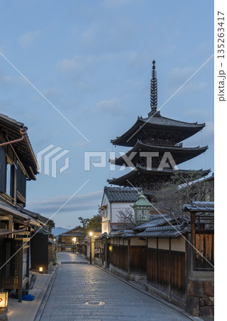 冬の法観寺(八坂の塔)と早朝の街並み 京都府京都市 冬の法観寺(八坂の塔)と早朝の街並み 京都府京都市 135263417