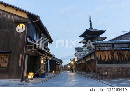 冬の法観寺（八坂の塔）と早朝の街並み　京都府京都市 135263419