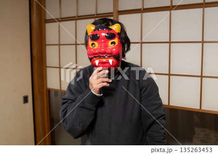 鬼のお面をつけた高齢者 鬼のお面をつけた高齢者 135263453