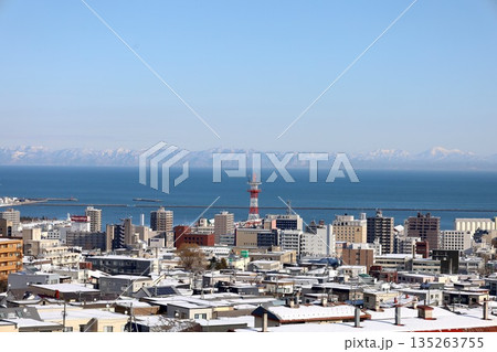 北海道、冬の小樽市、高台から望む小樽市街一望　1月撮影、雪小樽、冬小樽、冬北海道、雪景色、港街、港町 135263755