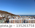 北海道、冬の小樽市、高台から望む小樽市街一望　1月撮影、雪小樽、冬小樽、冬北海道、雪景色、港街、港町 135263758