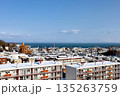 北海道、冬の小樽市、高台から望む小樽市街一望　1月撮影、雪小樽、冬小樽、冬北海道、雪景色、港街、港町 135263759
