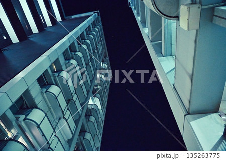 市営住宅、夜中はちょっと不気味な雰囲気 135263775