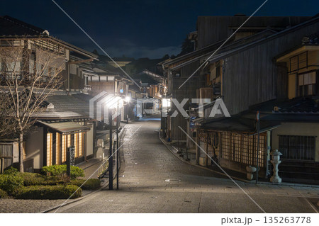 冬の二寧坂（二年坂）　夜明け前の町並み　京都市東山区 135263778