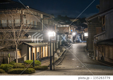冬の二寧坂（二年坂）　夜明け前の町並み　京都市東山区 135263779