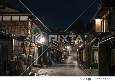 冬の二寧坂（二年坂）　夜明け前の町並み　京都市東山区 135263781
