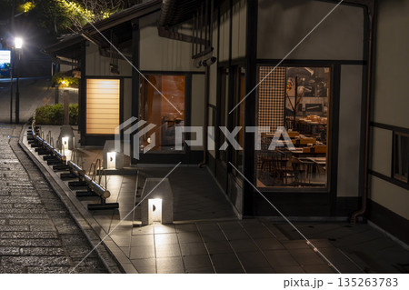 冬の二寧坂（二年坂）　夜明け前の町並み　京都市東山区 135263783