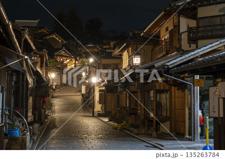 冬の二寧坂(二年坂) 夜明け前の町並み 京都市東山区 冬の二寧坂(二年坂) 夜明け前の町並み 京都市東山区 135263784