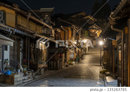 冬の二寧坂（二年坂）　夜明け前の町並み　京都市東山区 135263785
