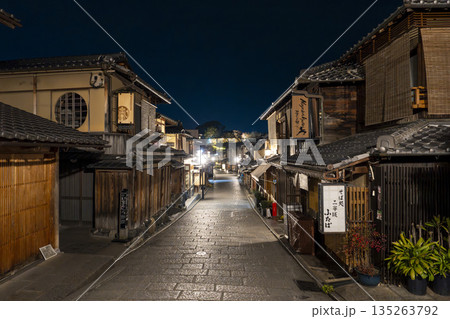 冬の二寧坂（二年坂）　夜明け前の町並み　京都市東山区 135263792