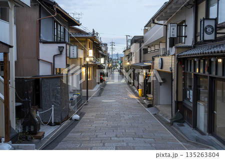 冬の法観寺側からみた夢見坂　早朝の街並み　京都府京都市 135263804